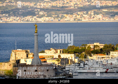 Die Straße von Messina mit Kalabrien im Hintergrund und den Hafen von Messina im Vordergrund, Sizilien, Italien. Stockfoto