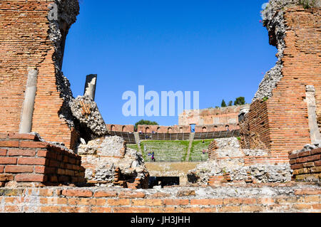 Die griechisch-römischen Ruinen des antiken Theaters von Taormina, Taormina, Sizilien, Italien. Stockfoto