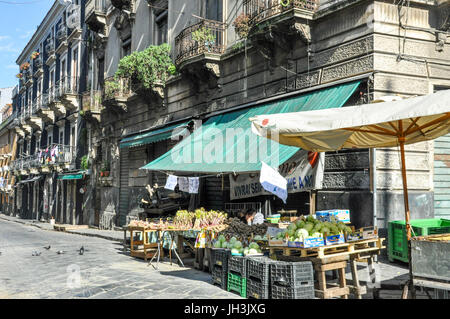 Frisches Obst und Gemüse im freien Märkten in Catania, Sizilien, Italien. Stockfoto