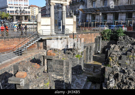 Das römische Amphitheater von Catania in Piazza Stesicoro, Catania, Sizilien, Italien. Stockfoto