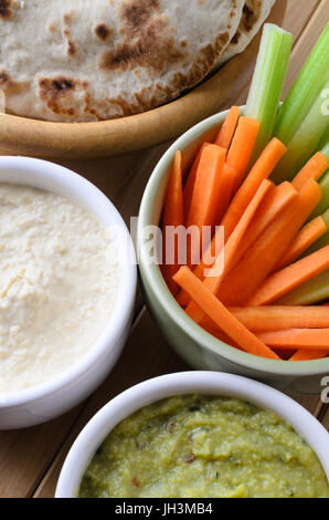 Vegetarisches Buffet-Tisch, legte mit Pitta-Brot, Dips und Crudites, geschossen von oben. Stockfoto