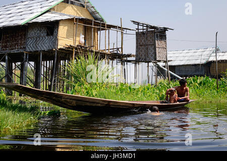 Inle, Myanmar - 14. Februar 2016. Intha Menschen wohnen im Holzhaus am Inle-See, Myanmar. Inle-See ist ein Süßwassersee in Nyaungshwe Stadt gelegen Stockfoto