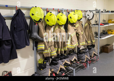Feuerwehr-Schutzkleidung und Helme übersichtlich für die schnelle Antwort Stockfoto