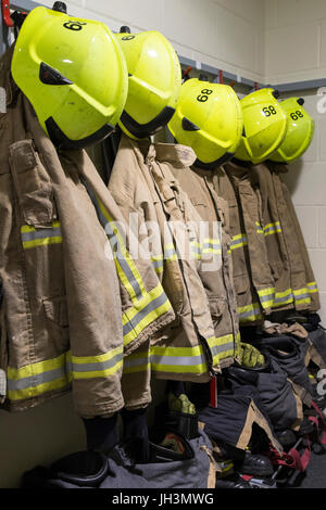 Feuerwehr-Schutzkleidung und Helme übersichtlich für die schnelle Antwort Stockfoto