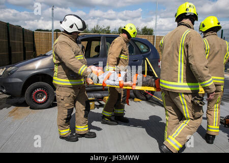 Britische Feuerwehr Rettung Durchführung Bohren Stockfoto