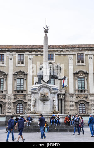 Die Fontana dell'Elefante in der Piazza del Duomo, Catania, Sizilien, Italien. Stockfoto