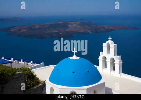 Orthodoxe Kirche mit Glockenturm am Kraterrand, firofestani, Thira, Aussicht auf die Vulkaninsel Nea Kameni, Santorin, Kykladen, Ägäis, Griechenland Stockfoto