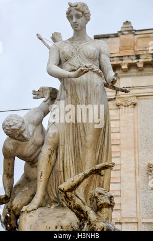 Springbrunnen von Diana von Giulio Moschetti in Ortygia, Syrakus, Sizilien, Italien. Stockfoto