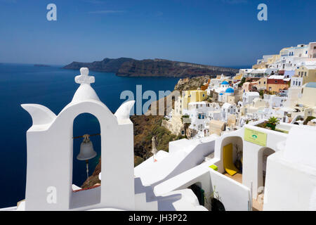 Orthodoxe Kirche mit Glockenturm am Kraterrand, firofestani, Thira, Aussicht auf die Vulkaninsel Nea Kameni, Santorin, Kykladen, Ägäis, Griechenland Stockfoto