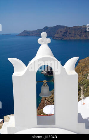 Orthodoxe Kirche mit Glockenturm am Kraterrand, firofestani, Thira, Aussicht auf die Vulkaninsel Nea Kameni, Santorin, Kykladen, Ägäis, Griechenland Stockfoto