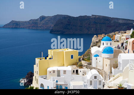 Orthodoxe Kirche am Kraterrand des Dorfes Oia, Santorini, Kykladen, Griechenland, Mittelmeer, Europa Stockfoto