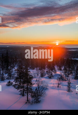 Winter Sonnenaufgang in Finnland Stockfoto