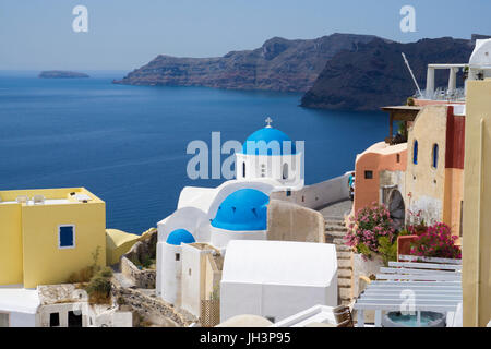 Orthodoxe Kirche am Kraterrand des Dorfes Oia, Santorini, Kykladen, Griechenland, Mittelmeer, Europa Stockfoto