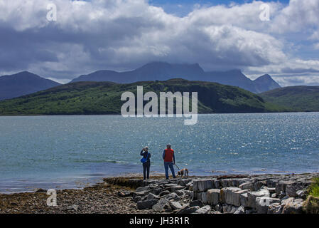 Touristen auf der Suche über Ben Loyal und Kyle of Tongue, seichtes Meer See im Nordwesten Highland, Sutherland, Schottisches Hochland, Schottland, UK Stockfoto