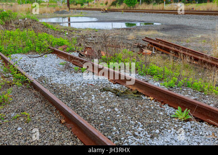 Eisenbahnschienen Sie eine alte getragen und erfordern Sie dringende Reparatur der Eisenbahn. Straße-Bahn-Linien Stockfoto
