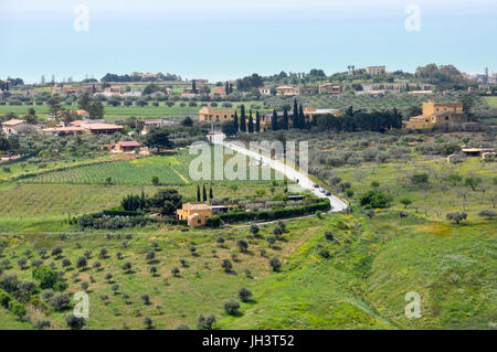 Bauernhäuser und landwirtschaftliche Flächen am Stadtrand von Agrigento, Sizilien, Italien. Stockfoto