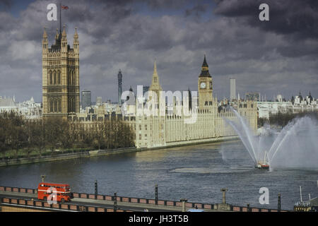 London-Phoenix Feuer Boot in Aktion, es ist Spritzwasser Düsen außerhalb Houses of Parliament. London. England. VEREINIGTES KÖNIGREICH. Europa. Ca. 80er Jahre Stockfoto