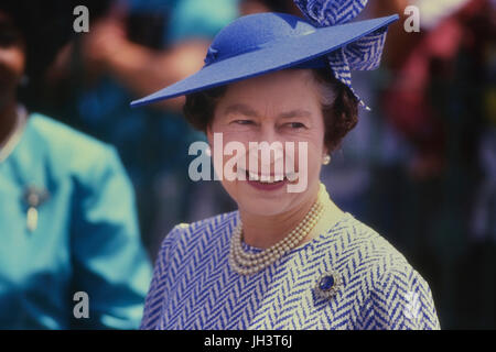 Ein lächelndes HM Queen Elizabeth II trägt einen Hut von Milliner Philip Somerville. Königlicher Besuch auf Barbados 8.-11. März 1989 Stockfoto