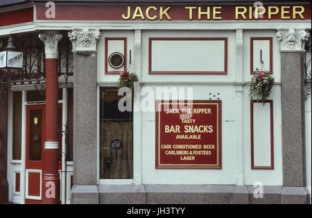 Außenansicht des alten Pub Jack the Ripper, jetzt bekannt unter seinem ursprünglichen Namen, dem Pub Ten Bells. London. England. VEREINIGTES KÖNIGREICH. Ca. 1980 Stockfoto