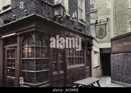 Ye Olde Mitre Pub, Ely Court, Ely Platz, Holborn, London, UK. Ca. 80er Jahre Stockfoto