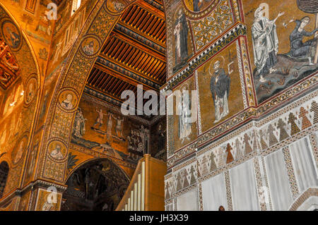 Das Innere der Kathedrale von Monreale, geschmückt mit Mosaikfliesen. Stockfoto