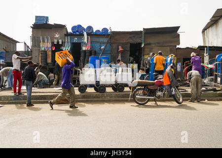 Stadt Straße Geschäfte, Wasserbehälter, Reifen und Portable Hot Dog Stände, mit Käufern und Verkäufern außerhalb, Nairobi, Kenia Stockfoto