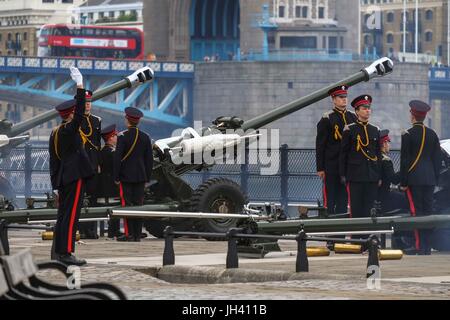 London, UK. 12. Juli 2017. 62 gun Salute am Turm von der Honourable Artillery Company für den Staatsbesuch von König Felipe VI. und Königin Letizia von Spanien. Bildnachweis: Claire Doherty/Pacific Press/Alamy Live-Nachrichten Stockfoto