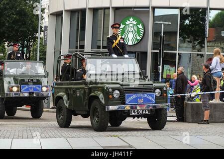 London, UK. 12. Juli 2017. 62 gun Salute am Turm von der Honourable Artillery Company für den Staatsbesuch von König Felipe VI. und Königin Letizia von Spanien. Bildnachweis: Claire Doherty/Pacific Press/Alamy Live-Nachrichten Stockfoto