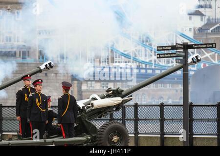 London, UK. 12. Juli 2017. 62 gun Salute am Turm von der Honourable Artillery Company für den Staatsbesuch von König Felipe VI. und Königin Letizia von Spanien. Bildnachweis: Claire Doherty/Pacific Press/Alamy Live-Nachrichten Stockfoto