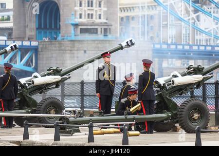 London, UK. 12. Juli 2017. 62 gun Salute am Turm von der Honourable Artillery Company für den Staatsbesuch von König Felipe VI. und Königin Letizia von Spanien. Bildnachweis: Claire Doherty/Pacific Press/Alamy Live-Nachrichten Stockfoto