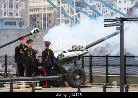 London, UK. 12. Juli 2017. 62 gun Salute am Turm von der Honourable Artillery Company für den Staatsbesuch von König Felipe VI. und Königin Letizia von Spanien. Bildnachweis: Claire Doherty/Pacific Press/Alamy Live-Nachrichten Stockfoto