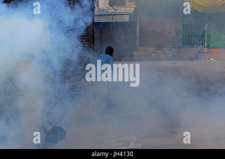 Srinagar, Kaschmir. 12. Juli 2017. Kashmiri Demonstranten Zusammenstoß nach indische Polizei Teargassed die Beerdigung von Sajad Ahmad ein Kashmiri-Rebell Hizbul Mujahideen Outfit in Srinagar der Sommerhauptstadt von indischen Kaschmir am 12. Juli 2017 gesteuert. Hamburg zusammen mit zwei anderen Rebellen in der Begegnung mit Regierungstruppen in zentralen Kaschmir Magam getötet wurde, sagte die Kaschmir-Polizei. Bildnachweis: Faisal Khan/Pacific Press/Alamy Live-Nachrichten Stockfoto