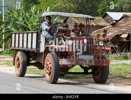 Oldtimer LKW noch in weit verbreiteten Einsatz heute in Myanmar. Geändert von WW2 ex-British Army kanadischen Militär Muster (CMP) Chevrolet C60 LKW Stockfoto