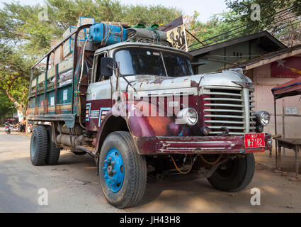 1950er Jahre Jahrgang Hino TH10 LKW. Bagan, Myanmar. Stockfoto