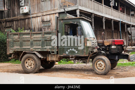 Chinesische hergestellt Lifan Traktor Stapler. Hsipaw, Myanmar Stockfoto