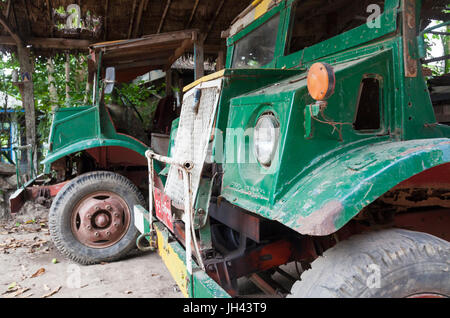 Oldtimer LKW noch in weit verbreiteten Einsatz heute in Myanmar. Geändert von WW2 ex-British Army kanadischen Militär Muster (CMP) Chevrolet C60 LKW Stockfoto