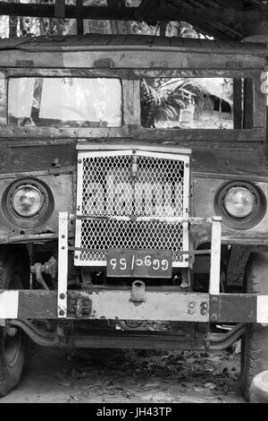 Oldtimer LKW noch in weit verbreiteten Einsatz heute in Myanmar. Geändert von WW2 ex-British Army kanadischen Militär Muster (CMP) Chevrolet C60 LKW Stockfoto