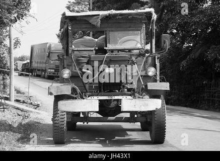 Oldtimer LKW noch in weit verbreiteten Einsatz heute in Myanmar. Geändert von WW2 ex-British Army kanadischen Militär Muster (CMP) Chevrolet C60 LKW Stockfoto