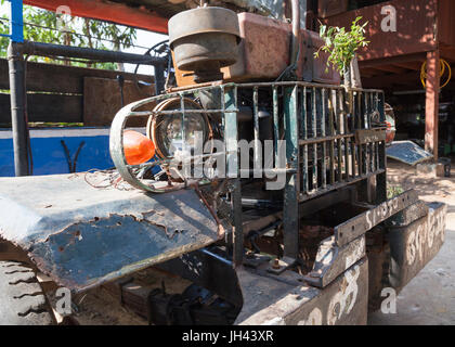 Oldtimer LKW noch in weit verbreiteten Einsatz heute in Myanmar. Geändert von WW2 ex US Army Dodge WC 51 Series 3/4 Ton 4 x 4 LKW-Ladung. Mon-Staat, Myanmar Stockfoto