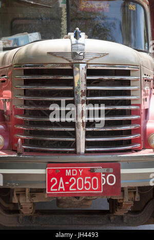 1950er Jahre Jahrgang Hino TH10 LKW. Mandalay, Myanmar. Stockfoto