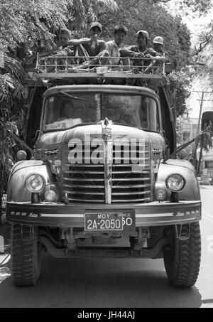 1950er Jahre Jahrgang Hino TH10 LKW. Mandalay, Myanmar. Stockfoto