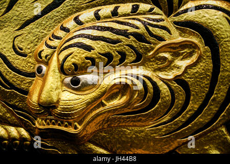 Goldene crouching Tiger Panel in Osaka Castle. Osaka, Japan. Auch genannt Jagd Tiger. Stockfoto