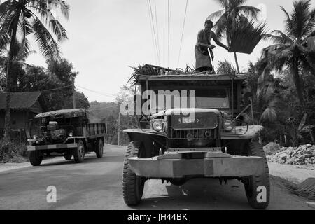 Oldtimer LKW noch in weit verbreiteten Einsatz heute in Myanmar. Geändert von WW2 ex US Army Dodge WC 51 Series 3/4 Ton 4 x 4 LKW-Ladung. Mon-Staat, Myanmar Stockfoto