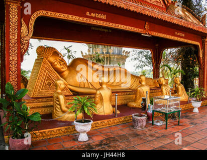 Die goldene Statue des Buddha am Wat Krom. Als der Buddha schlafen oder Reclining Buddha mit fünf sitzende Statuen der Mönche bekannt. Stockfoto