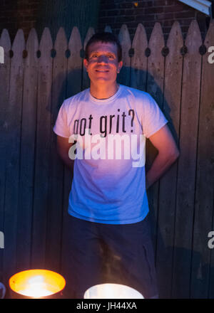 Merrick, New York, USA. 11. Juni 2017.  Kandidat CHRIS EDOM (tragen weiße "bekam GRIT?" T-Shirt), 48, Merrick, Gastgeber Viewing Party für "American Stockfoto