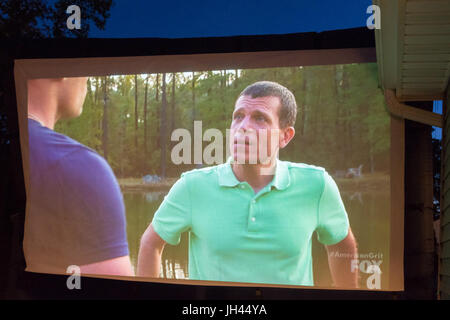 Merrick, New York, USA. 11. Juni 2017.  Auf Großbild-TV, "Amerikanische Grit" TV-Show Kandidat CHRIS EDOM (rechts), ist 48, Merrick, Gastgeber der Ansicht Stockfoto