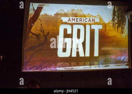 Merrick, New York, USA. 11. Juni 2017.  Im Hinterhof des "Amerikanischen Grit" Kandidat Chris Edom erscheint der amerikanischen Grit Logo auf Großleinwand, sho Stockfoto