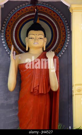 Galle Sri Lanka Rumassala Straße Sri Vivekaramaya Tempel Statue des Buddha stehend Stockfoto