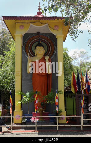 Galle Sri Lanka Rumassala Straße Sri Vivekaramaya Tempel Statue des Buddha stehend Stockfoto