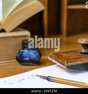 Text "Once upon a time" Tinte auf Papier, umgeben mit einem Füllfederhalter, ein Tintenfass, ein Löschpapier Halter und alte Bücher geschrieben. Stockfoto